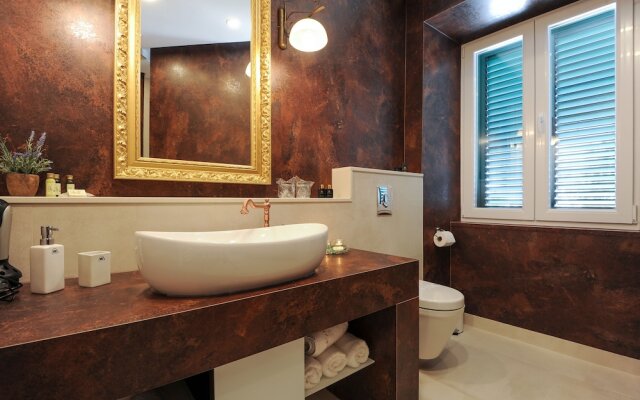 Silver & Gold Luxury Rooms