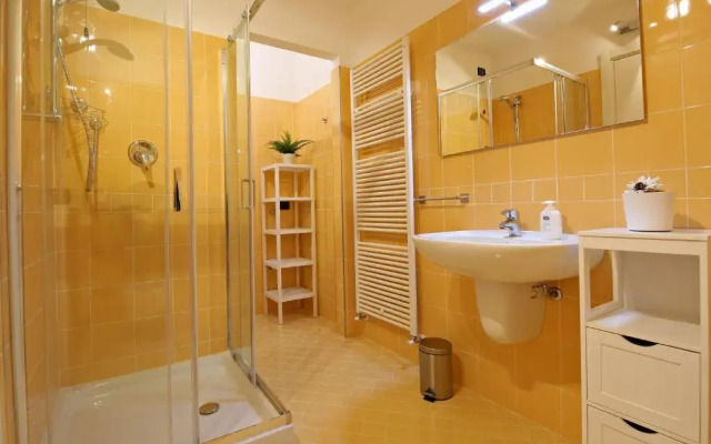 BELLAGIO DREAMS APT, pool, with private garden, near lake