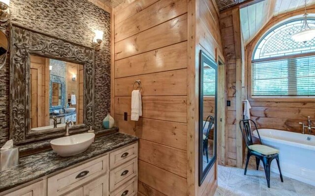 Bear Elegance - Three Bedroom Cabin