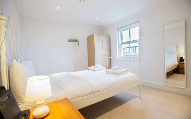 Light & Airy 1bed Barons Court Flat Lift & Balcony