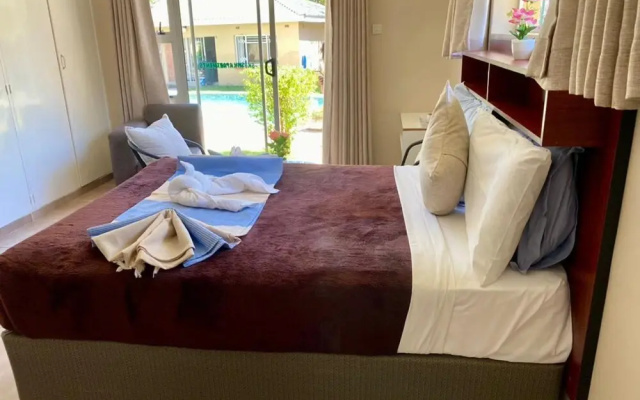 Poolside Executive Suite Near Airport - 2322