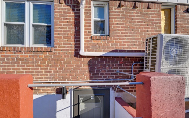 Lovely Elmont Apartment - Walk to Bus Stop!