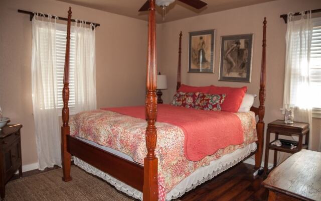 Austin's Pointe 4 Bedroom Cottage by RedAwning