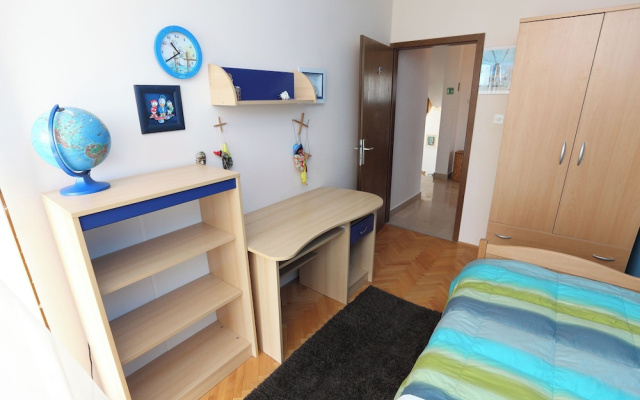 House Mrcela 200m From Beach