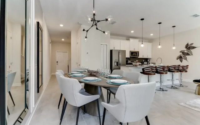 4bed 3Ba Storey Lake Home w. Pool