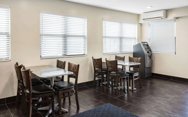 Super 8 by Wyndham Lindenhurst