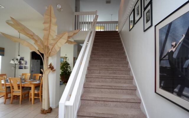 4648 5- Bdrm'Slake Views Facing Poolwater View