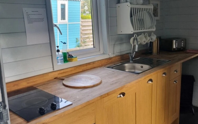 Glamping Hut - Riverview 3