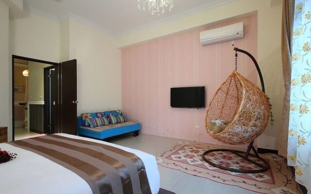 Textile Girl Romantic Homestay