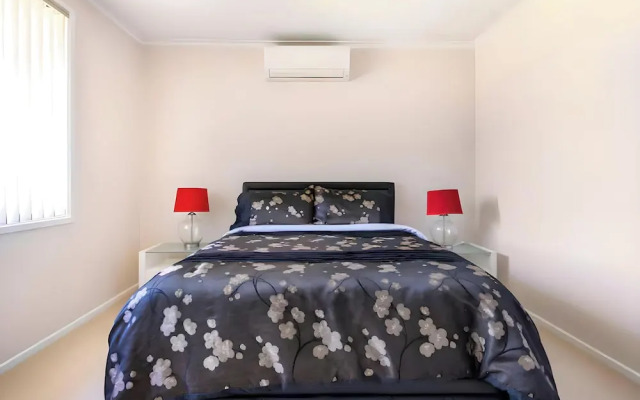 Cheerful 3 bedroom house with free parking