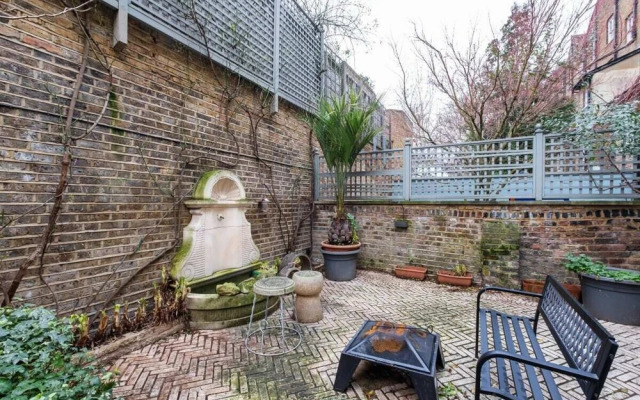 Spacious Designer 2 Bedroom Maisonette With Garden in Chelsea, London