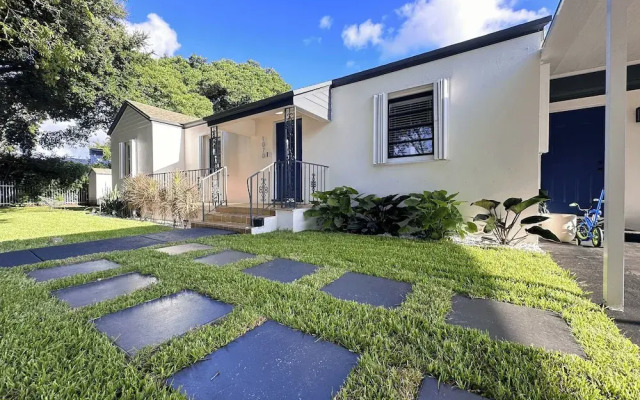 Charming House with Free Parking
