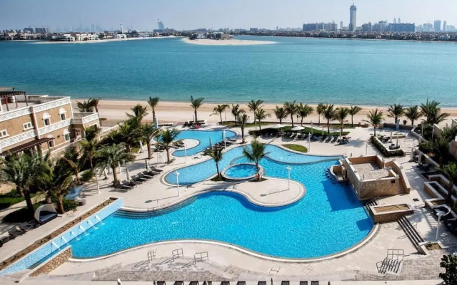 Massive 2 Bedroom with Palm View Balqis