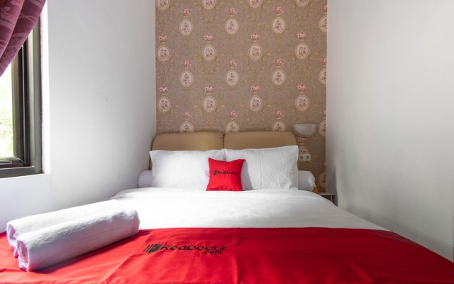 RedDoorz Plus near Trans Studio Cibubur 2