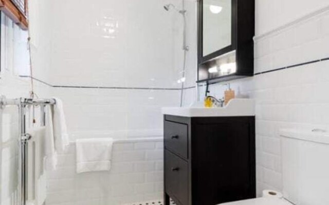 Aylie's Awesome 2 Bed Flat in Dalston