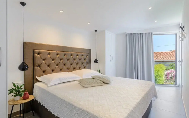 Villa Stone Pearl - Two Bedroom Holiday House With Pool