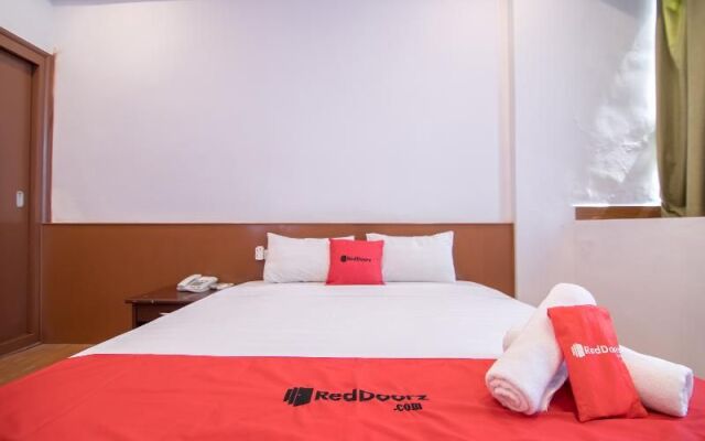 RedDoorz Plus Near Van Mieu Quoc Tu Giam