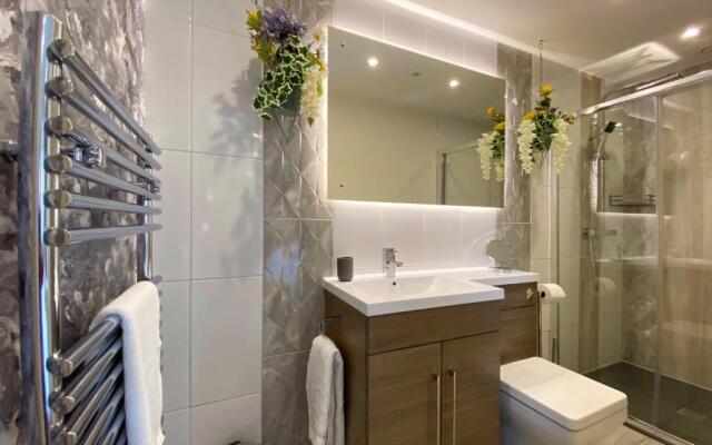 Hambrook House Canterbury - NEW luxury guest house with spa tub