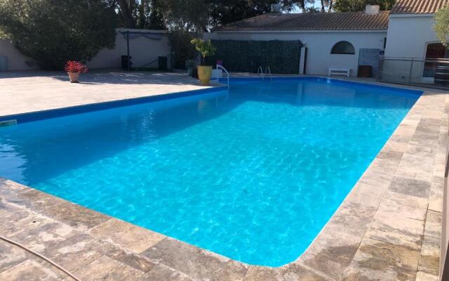 Les Aubuns Country Hôtel