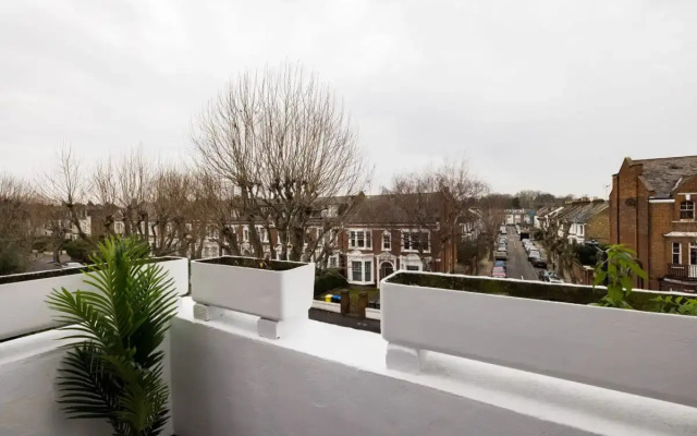 The Queens Park Sanctum - Lovely 2bdr Flat with Balcony