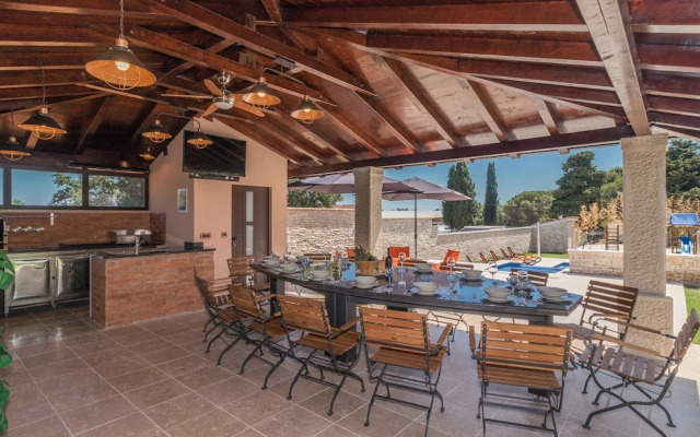 Villa in Pula With Swimming Pool