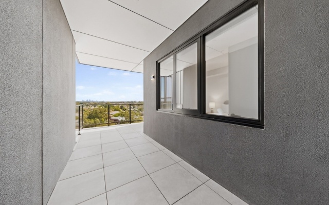 Bright Newly 2 Bed Apartment With Balcony Views
