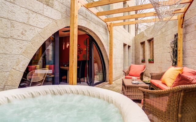 Jacuzzi & Secret Garden in David's Village by FeelHome