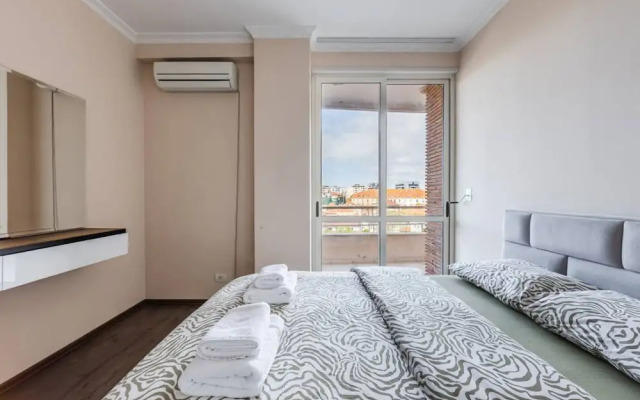 Spacious City-view Apartment Overlooking Shkod r