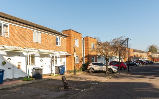 NEW 2BD Garden Flat Quick Access to Central London