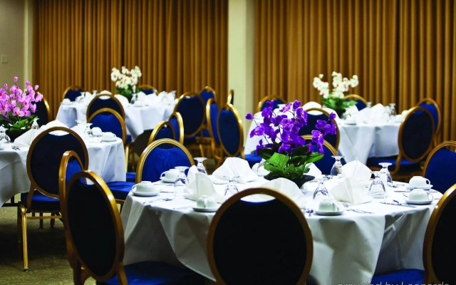 Hilo Hawaiian Hotel, Trademark Collection by Wyndham