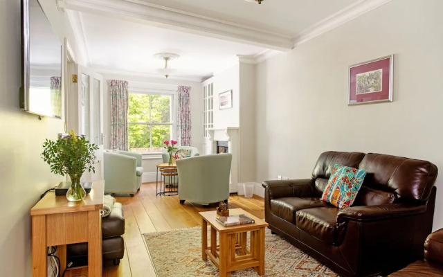 Peaceful Elevated Residential Area - Walk to City