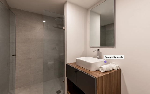 Casai Roma 1 BR Bright Condo