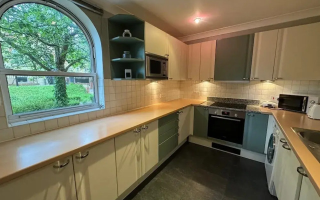 Luxury Apartment In London - Pool Spa & Gym