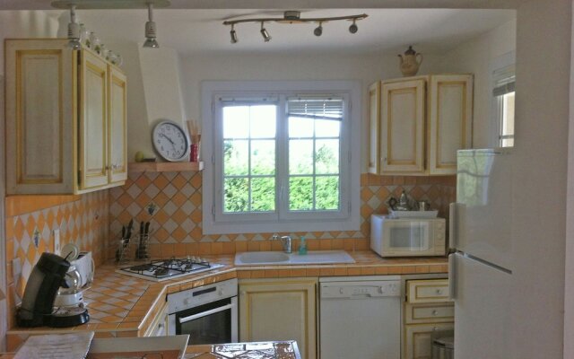 Provencal villa with heated private pool and panoramic views 2 km from village