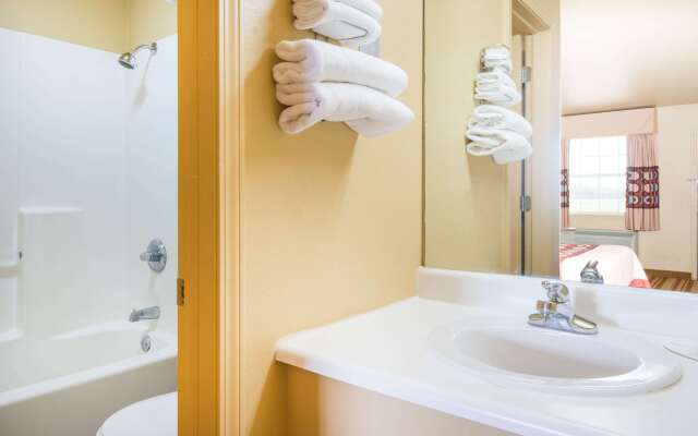 Super 8 by Wyndham Big Cabin/Vinita Area