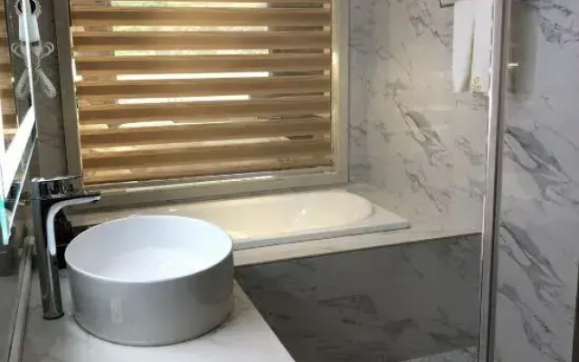 Luodian Donghui Hotel