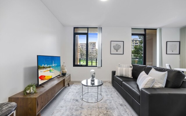 HomeHotel Walking Distance to Train & Westfield