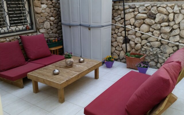 Zimmer Dora Dead Sea