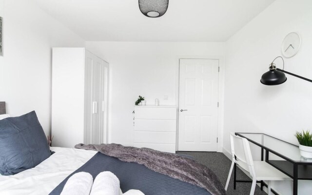 Livestay - One Bed Apt, Free Parking, Sleeps 4