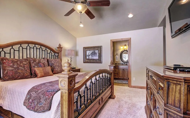 Lofty Fox Villa by RedAwning