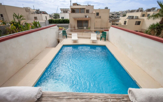 Pool and Sea, charming Merill Apart 5