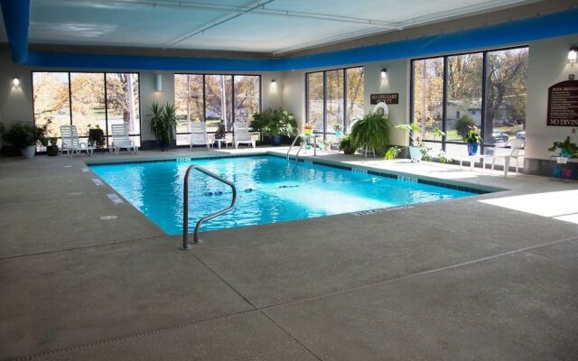 Crossroads Inn And Suites