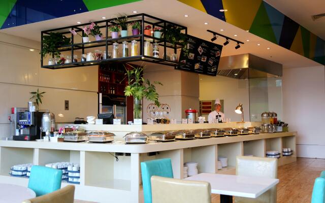 Holiday Inn Shanghai Jing'an by IHG