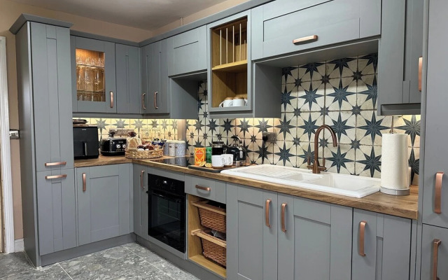House Sleeps 10-garden-parking-nearbarryisland