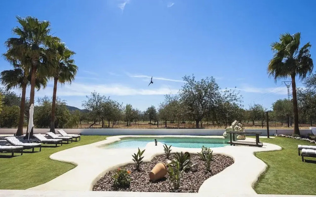 Spacious Villa With Games Area