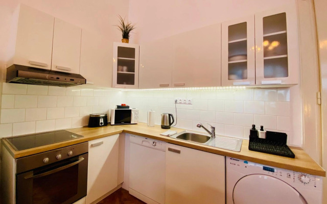 Deco House - Huge central two bedroom