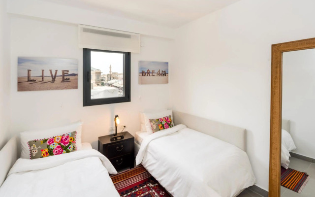 Walk to Beaches from an Arty New-Build Apartment