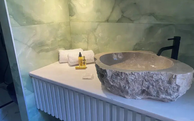 Oniropetra Luxury Suites