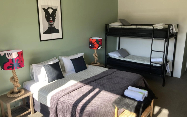 Sow and Piglets Guesthouse - Hostel