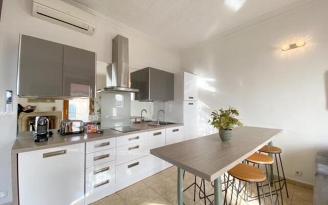 Quai St Pierre 2 bedrooms apt with sea view